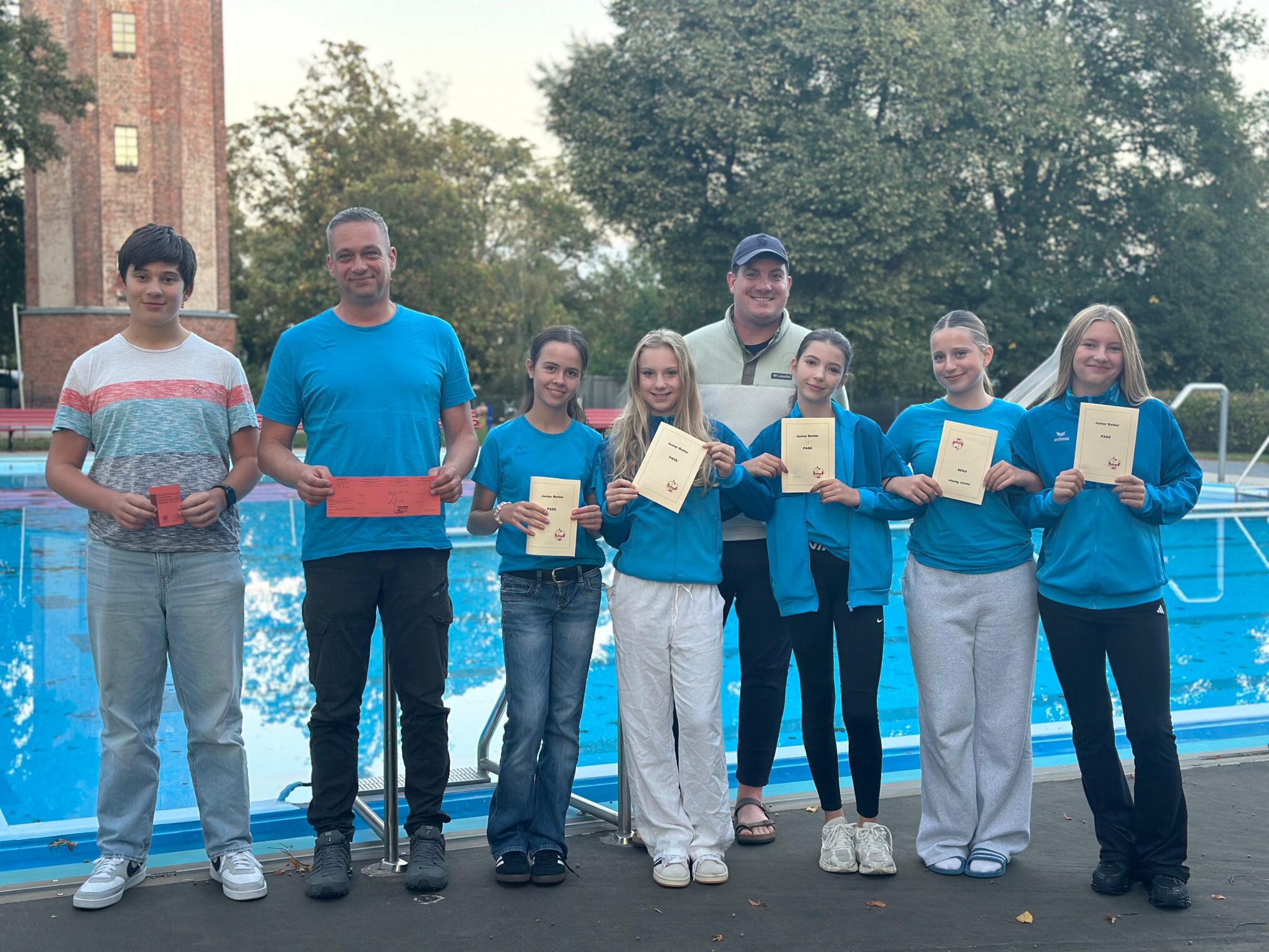 Erfolgreich geprüft: Fünf Juniorretter und zwei Rettungsschwimmer zeigen Verantwortung